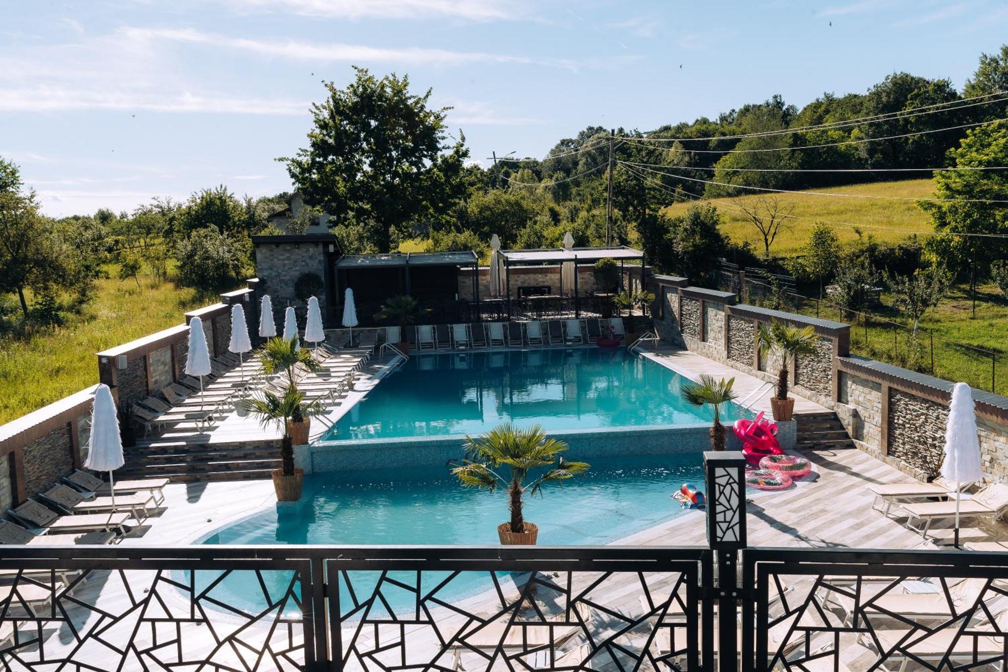 L'Invidia Hotel Novaci-Străini Eksteriør billede